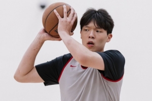 开拓者官方发布训练照：杨瀚森持球组织串联 卡尔森迎着克林根单臂暴扣