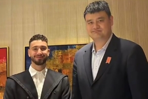 火箭两代中锋同框！姚明与申京亲切互动 现场教学中文