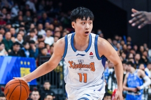 手感在线！齐麟频频杀入内线 半场12投6中砍下13分2板1助1断