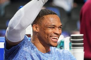 亚当斯：我的NBA生涯基本是威少带出来的 前七年都与他并肩作战