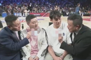 跨界同框！丁俊晖现身NBA中国赛现场 力挺火箭冲击新赛季总冠军
