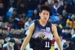 手感冰凉！姜伟泽半场4中1仅靠罚球取6分 三分线外2投全失