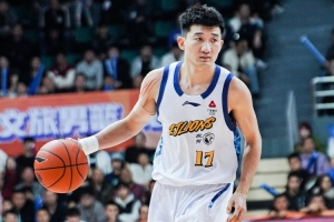 状态低迷！孙铭徽10投仅2中 得4分5板6助2断