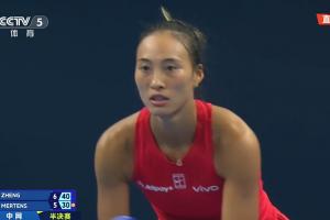 郑钦文一度4-1领先被追平，最终7-5拿下首盘，大比分1-0梅尔滕斯