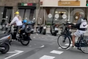 世体：德容伤缺本轮西甲，训练之余携妻儿骑行