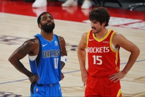 NBA中国赛经典时刻回顾：库里狂砍40+ 姚明主场亮相 热火三巨头对决空接之城