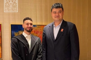 申京亲自点赞！火箭官方发布姚明与申京合影：传承过去与现在