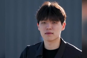 发量吸睛！杨瀚森女友分享小杨登机视频：这是在拍洗发水广告吗