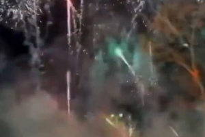 欧冠客战前夜遭遇烟花骚扰！加拉塔萨雷球迷深夜扰巴萨休息