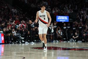 半场战报：开拓者72-33大比分领先伦敦雄狮，杨瀚森贡献4分1篮板1助攻