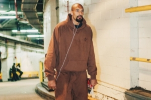 森林狼赛前入场造型一览：三球浅灰西装 麦丹迷彩七分裤吸睛 戈贝尔棕咖卫衣休闲范
