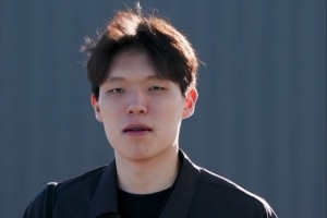 太萌了！开拓者晒登机照/视频：杨瀚森对镜头摇头吹刘海