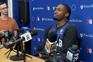 马克西：恩比德健康能演练更多战术 之前都是比赛中边打边摸索