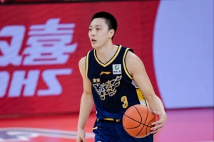 媒体人:本赛季应该只有胡明轩1人享受特许鞋名额 可穿非李宁球鞋