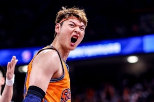 揭幕战狂摘18篮板！王哲林生涯篮板总数超越李晓旭 跻身历史第三