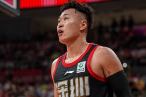 进攻独扛大旗！贺希宁半场10投4中砍11分2板1助 领跑全队得分