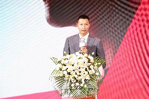 尼克·杨自曝：效力时曾模仿易建联口音 他抢篮板喊话口音很重