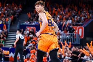 胜负关键！上海篮板60-34碾压深圳，王哲林独揽18板
