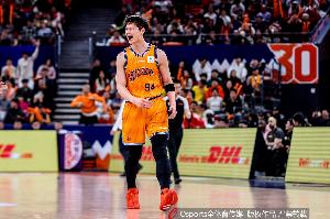 火力全开！王哲林上半场4投2中贡献8分11板 罚球6中4