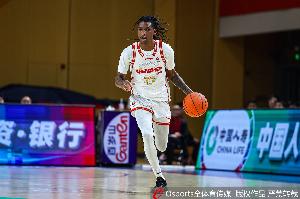 手感冰凉进攻受阻！约翰逊半场7中2&史密斯10中2