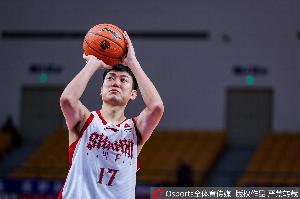 手感平平！焦海龙17投6中贡献15分7篮板 三分9中3