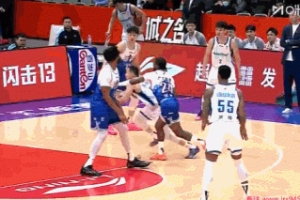 遮天蔽日！阿不都沙拉木篮下补防送出大帽 将王奕博直接扇出底线