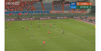 泰山1-0暂领先十人浙江 克雷桑华丽摆脱送助攻 马德鲁加推射破门