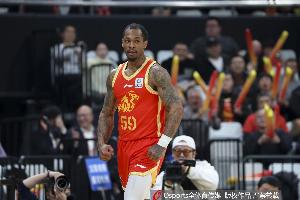 首节哑火仅得23分！广厦19投8中命中率42% 塔克一人独撑砍13分