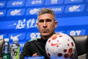 蒙哥马利：杨立瑜老伤再受冲击还承受负面压力，但我始终支持他