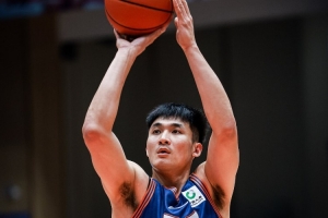 高效输出！洪辛8投5中砍15分6篮板 三分球6中4