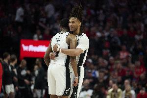 攻传兼备！福克斯高效9中5罚球4中4贡献16+6 卡斯尔9中6斩获13+5+5