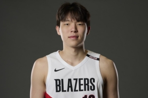 媒体人：几场观察显示 开拓者依旧认定杨瀚森仅能沉退防守