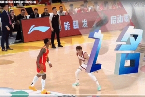 极限操作！塔克强突滑翔劈扣遭侵犯 顶住犯规仍将球送入篮筐