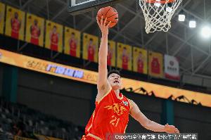大号两双！胡金秋狂抢9前场板 24中9砍21分12板率广厦险胜