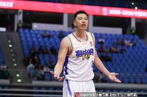 仅登场6分26秒！翟晓川第三节抢板领第5犯 犯满提前退场