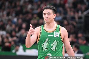 串联全队！赵继伟半场2投0中得2分4助攻 正负值+3