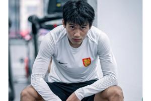 向余望社媒发文致敬张若昀：做自己的天，做自己的地