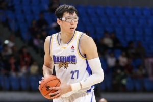 下半场觉醒！周琦18投8中轰21分17板2帽 狂揽9前场板