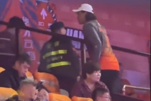CBA现场惊现国脚身影！王大雷身着高诗岩球衣亮相高速大球馆