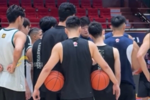 邱彪赛前动员全队：最关键的就是相互沟通相互支持