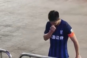 降级边缘！贺惯含泪致谢球迷：留下的兄弟们必将带队杀回