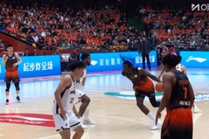 针锋相对！法耶强硬打成2+1 还让克里斯吃到第4次犯规