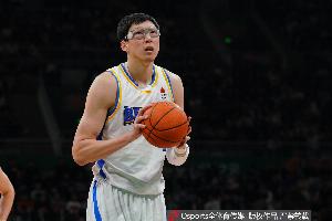状态低迷！周琦上半场8投仅2中 得6分7篮板2盖帽