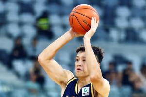 高效发挥！周鹏4投3中砍下7分3篮板 三分线外2中1