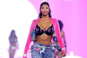 闪耀全场！科比大女儿娜塔莉亚完成维密首秀 黑色文胸配亮粉披肩夺目