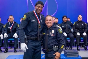 退役十年后，这位NBA球星真的穿上了警服