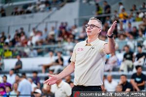 媒体人：纠结判罚无意义 广东该轮换的球员要轮换 攻联防应调整战术