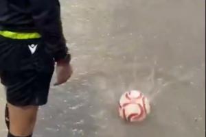 球场变“泳池”！西班牙第四级别联赛因暴雨延期，主裁抛球测积水瞬间走红