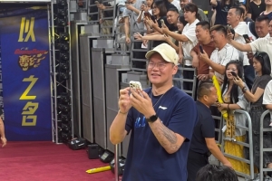 赛季首胜！广东男篮荣誉顾问朱芳雨现场观战 看到赢球很开心
