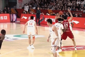 不太妙！拉塞尔错位防守焦海龙被吹犯规 一节半时间累计3犯在身